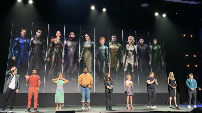 Photo du panel Marvel Studios au D23 pour le film The Eternals montrant le casting avec leurs costumes
