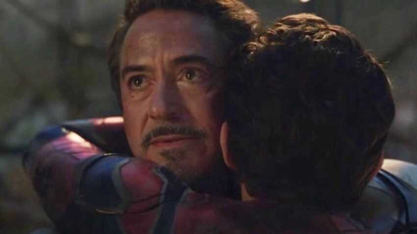 Photo du film Avengers: Endgame où Peter Parker (Spider-Man) fait un calin à Tony Stark (Iron Man)
