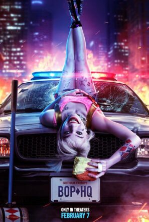 Poster du film Birds of Prey et la fantabuleuse histoire de Harley Quinn réalisé par Cathy Yan avec Harley Quinn (Margot Robbie) sur une voiture de police