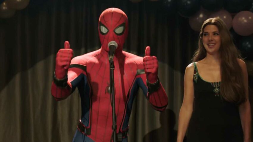 Photo du film Spider-Man: Far From Home avec Tom Holland et ses deux pouces levés