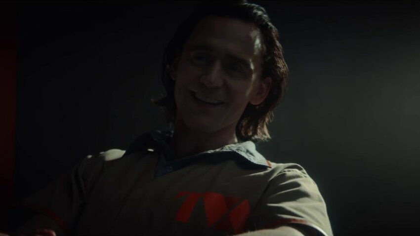 Photo de la série Marvel Studios, Loki, issue du spot pour le Super Bowl 2020 où Tom Hiddleston porte un costume TVA