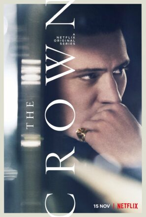 Poster de la quatrième saison de la série Netflix, The Crown, avec Josh O'Connor (Prince Charles)