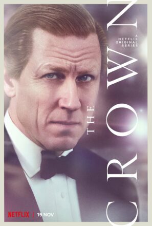 Poster de la quatrième saison de la série Netflix, The Crown, avec Tobias Menzies (Prince Philip)