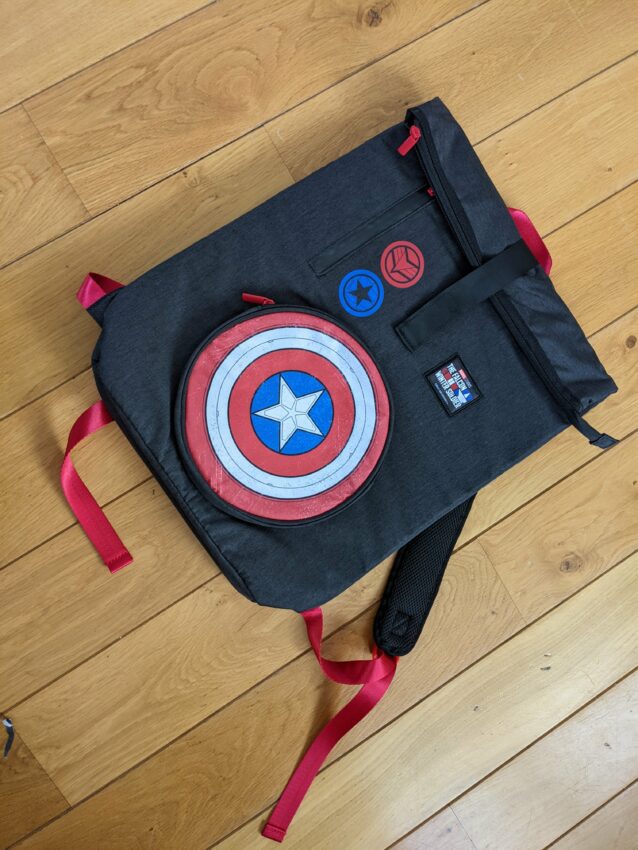 Photo du devant d'un sac à dos sur le thème de la série Marvel Studios, Falcon et le Soldat de l’Hiver
