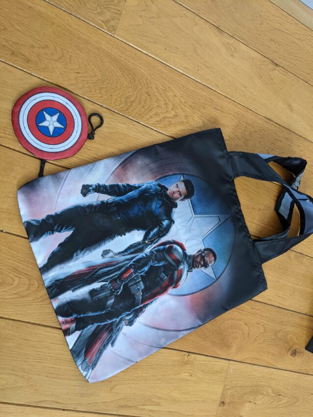 Photo d'un sac en toile (côté Bucky et Sam) sur le thème de la série Marvel Studios, Falcon et le Soldat de l’Hiver