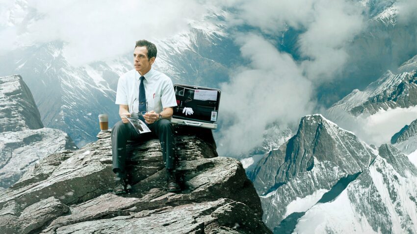 Bannière du film La Vie rêvée de Walter Mitty réalisé par Ben Stiller d'après un scénario de Steve Conrad avec Ben Stiller au sommet des montagnes