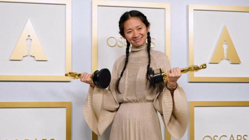 Photo de la réalisatrice Chloé Zhao avec ses deux Oscars pour le film Nomadland en 2021