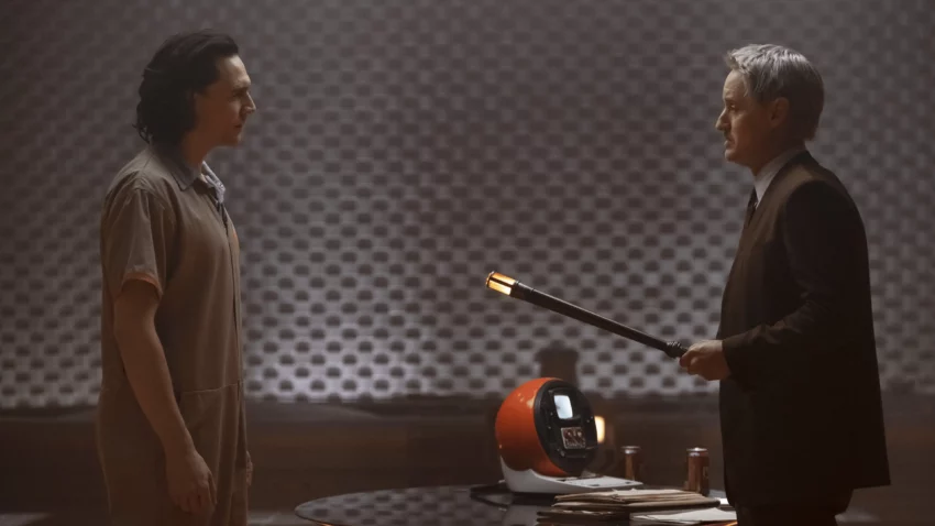 Photo du premier épisode de la série Loki, "Un destin exceptionnel", avec Tom Hiddleston et Owen Wilson.
