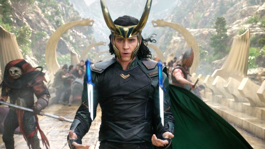 Photo du film Thor: Ragnarok avec Tom "Loki" Hiddleston faisant un flip de dagues