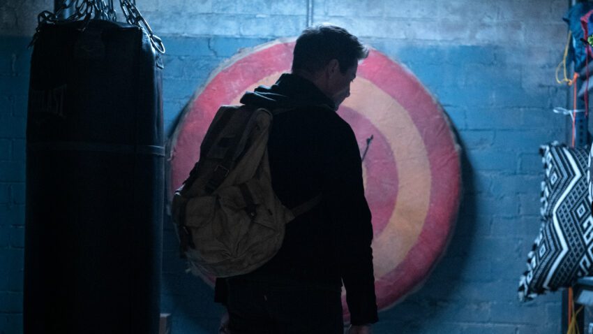 Photo du deuxième épisode de la série Hawkeye créée par Jonathan Igla avec Clint Barton (Jeremy Renner)