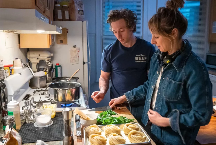 Photo du tournage de la série The Bear avec Jeremy Allen White et Courtney Storer.
